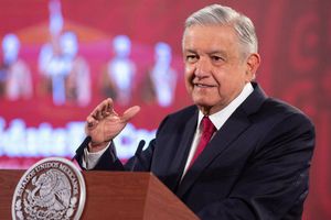 AMLO se conmovió por la muerte de Manzanero: 'No quiero seguir con la rueda de prensa'