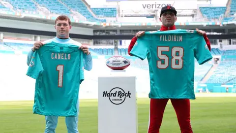 Canelo Álvarez posó con la playera de Miami Dolphins