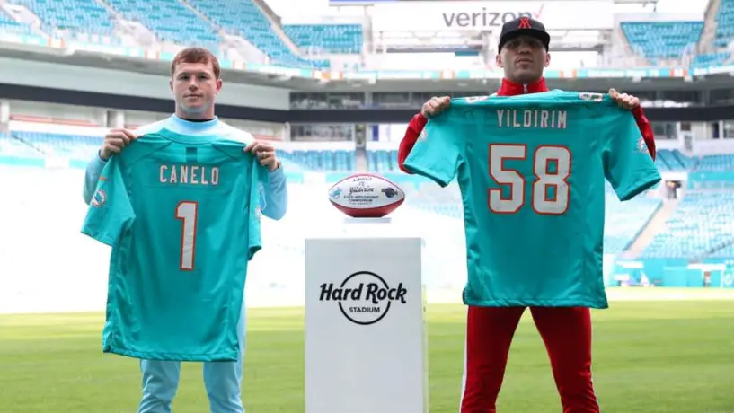 Canelo Álvarez posó con la playera de Miami Dolphins