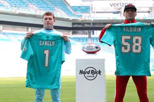 Canelo Álvarez posó con la playera de Miami Dolphins