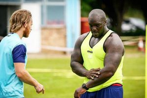 Video: Futbolista más fuerte del mundo desea incursionar en la WWE