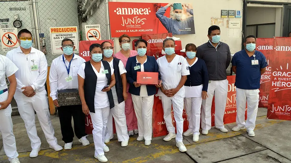 Andrea donó calzado a personal de enfermería del Hospital Manuel Gea González en CDMX