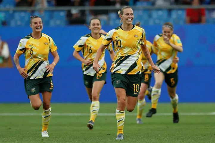 La selección femenil de Australia gana lo mismo que la varonil l AP