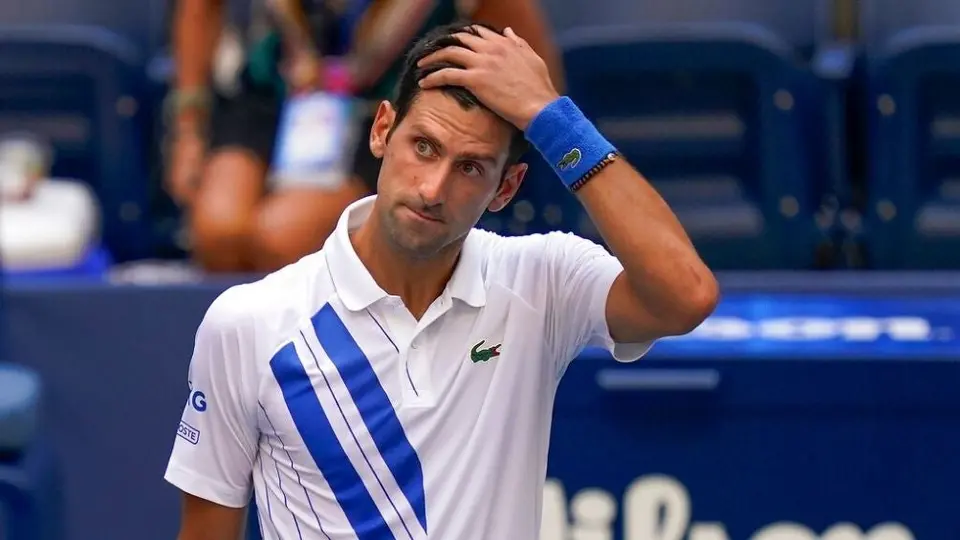 Djokovic se disculpa en redes sociales por pelotazo a jueza de línea