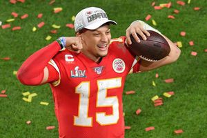 Mahomes, el beisbolista que prefirió la NFL y gana más que cualquier pelotero