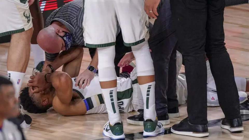 NBA: Antetokounmpo salió lesionado del tobillo en el Milwaukee vs Miami