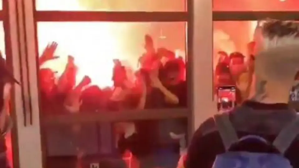 Video: Así recibió la afición del Marsella a su equipo tras el triunfo ante el PSG