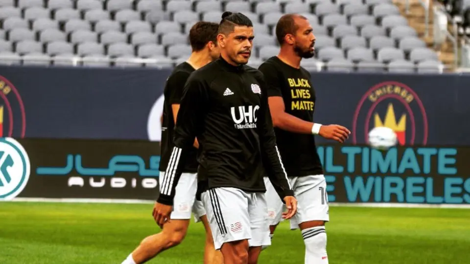 Video: Gustavo Bou explotó su celular cuando lo intentaba reparar