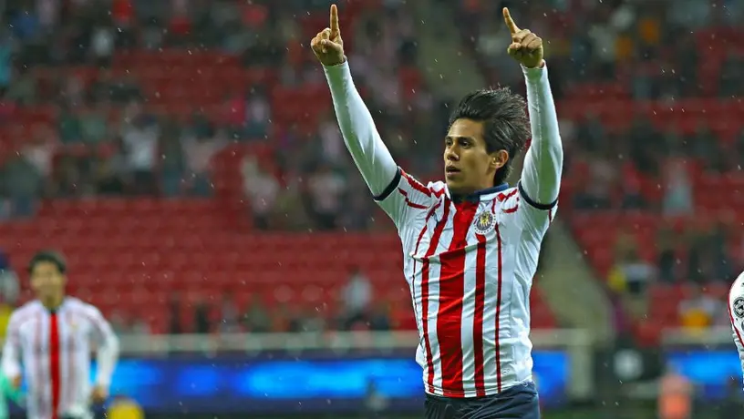 Chivas: Antología Rojiblanca, el libro que 'revive' la historia del Rebaño a través de sus playeras
