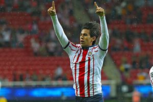 Chivas: Antología Rojiblanca, el libro que 'revive' la historia del Rebaño a través de sus playeras