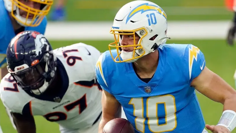 Justin Herbert rompe récord de pases de touchdown para un novato