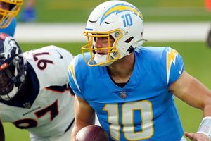 Justin Herbert rompe récord de pases de touchdown para un novato