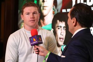Video: Canelo Álvarez firmó con Box Azteca una extensión de contrato para transmitir sus peleas