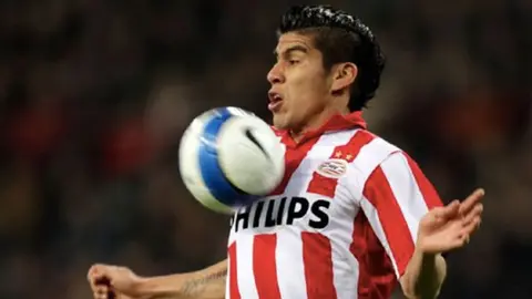 Carlos Salcido considera que Koeman es el indicado para el Barcelona