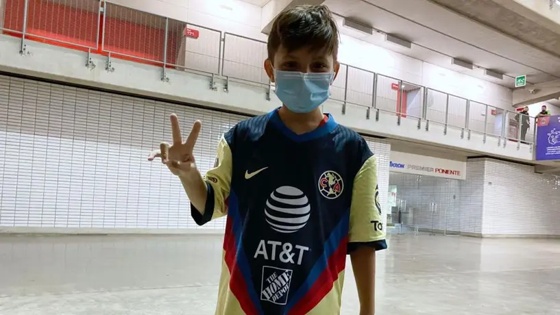 Henry Martín le regaló su playera a niño aficionado de Chivas