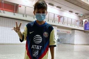 Henry Martín le regaló su playera a niño aficionado de Chivas