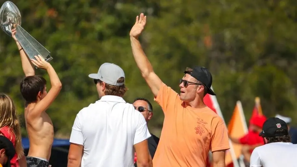 Tom Brady: Exigen al QB de Buccaneers se disculpe por lanzar el trofeo Vince Lombardi