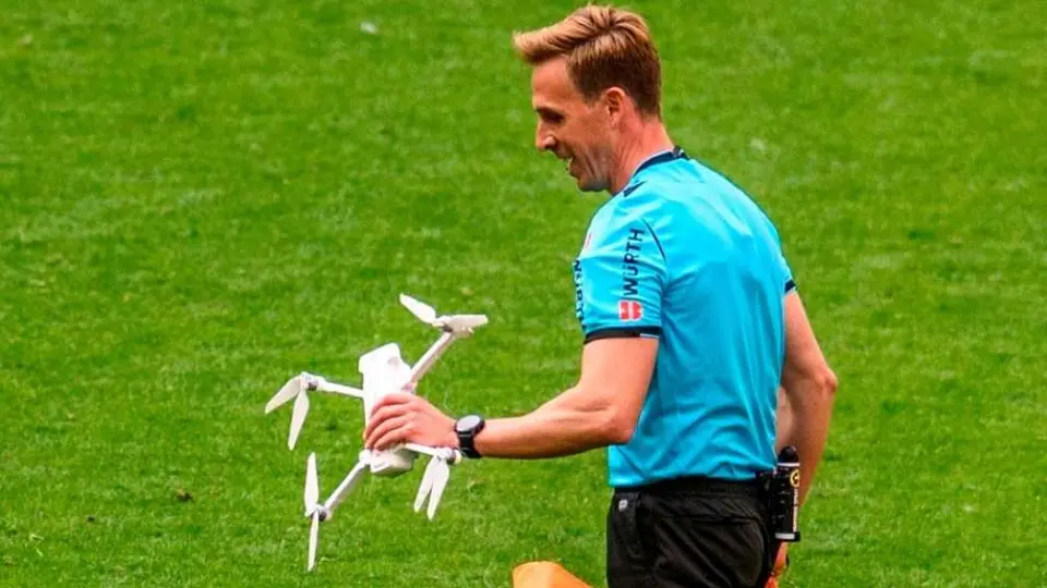 Dron cayó en partido del Athletic vs Eibar con un mensaje contra la Eurocopa