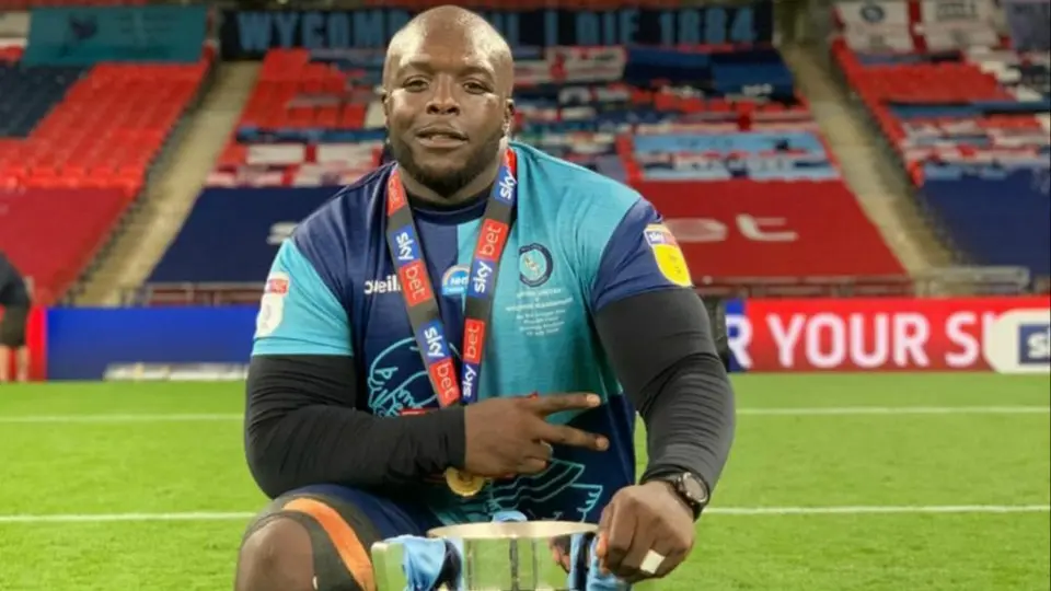 VIDEO: Akinfenwa 'explotó' de emoción tras ser felicitado por Jürgen Klopp