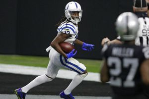 NFL: Indianapolis venció a Las Vegas y se mantiene en la lucha por el Sur de la AFC