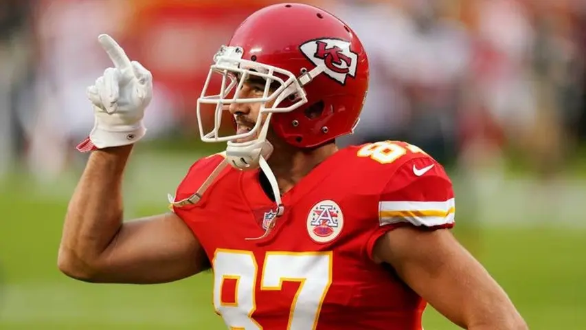 Travis Kelce en juego con los Kansas City Chiefs | AP