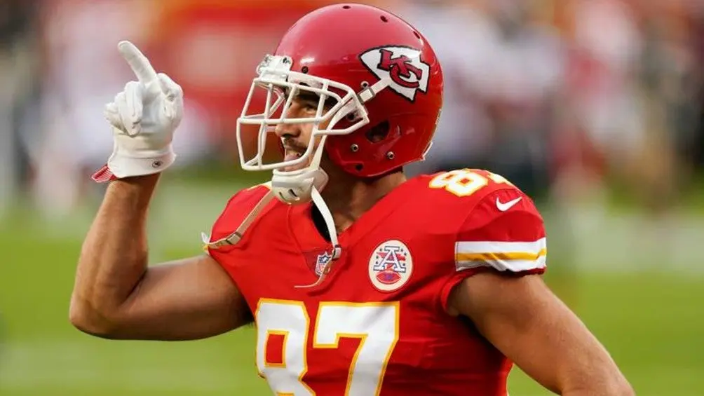 Travis Kelce en juego con los Kansas City Chiefs | AP