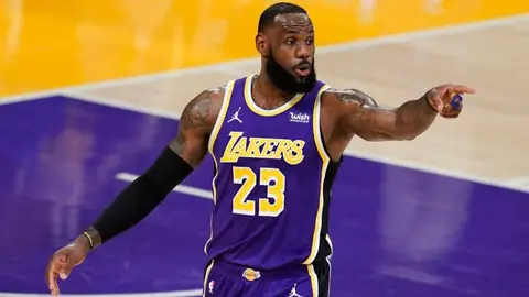 Tarjeta de LeBron James y Michael Jordan se vende en 900 mil dólares