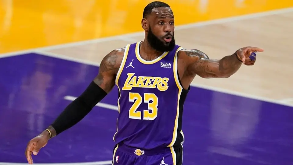 Tarjeta de LeBron James y Michael Jordan se vende en 900 mil dólares