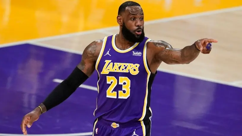 Tarjeta de LeBron James y Michael Jordan se vende en 900 mil dólares