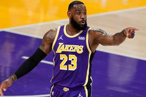 Tarjeta de LeBron James y Michael Jordan se vende en 900 mil dólares