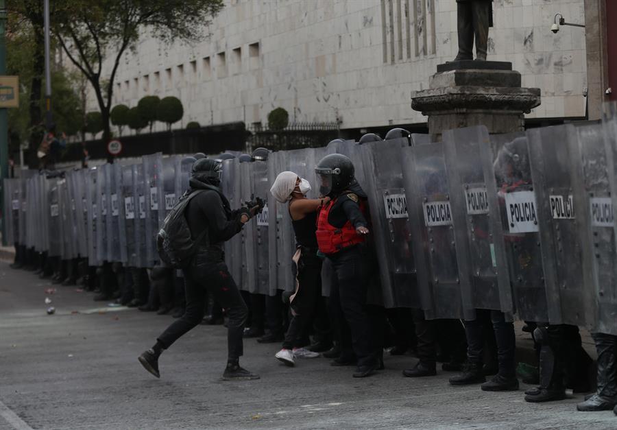 Manifestantes chocan contra policías antidisturbios