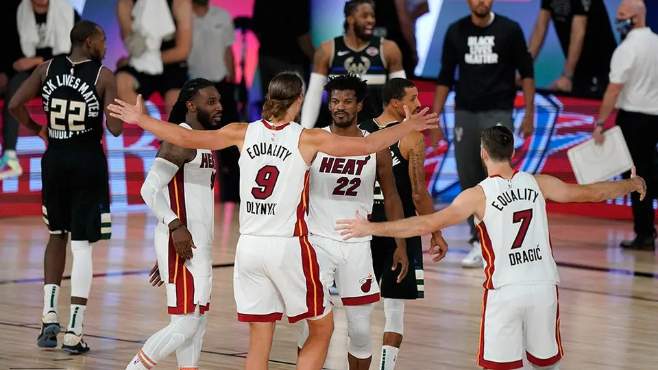 Miami se llevó disputado Juego 2 y sigue invicto ante Bucks