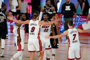 Miami se llevó disputado Juego 2 y sigue invicto ante Bucks
