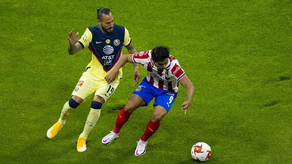 América: Emanuel Aguilera salió del Clásico Nacional por molestia en el aductor