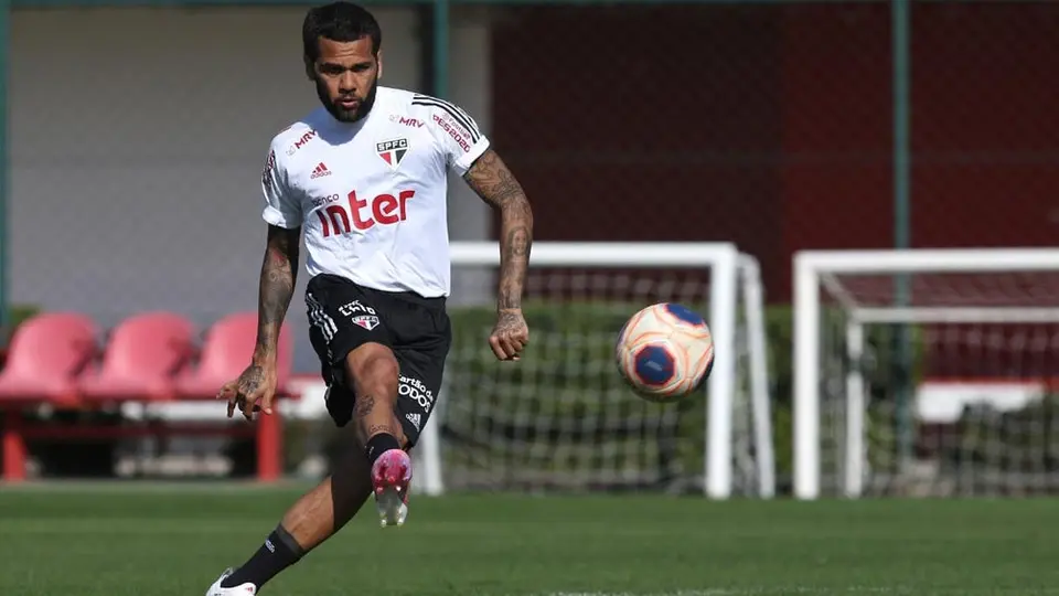 Sao Paulo: Dani Alves, operado con éxito tras fractura en el antebrazo