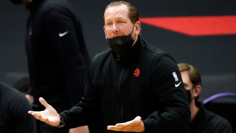 NBA: Coach de Toronto Raptors, multado por arrojar su mascarilla e insultar a los árbitros