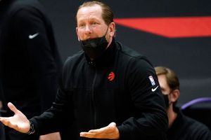 NBA: Coach de Toronto Raptors, multado por arrojar su mascarilla e insultar a los árbitros