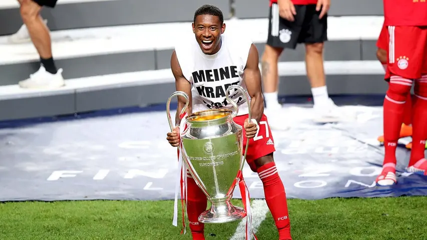 David Alaba posa con el trofeo de la Champions League | TWITTER @FCBAYERNES