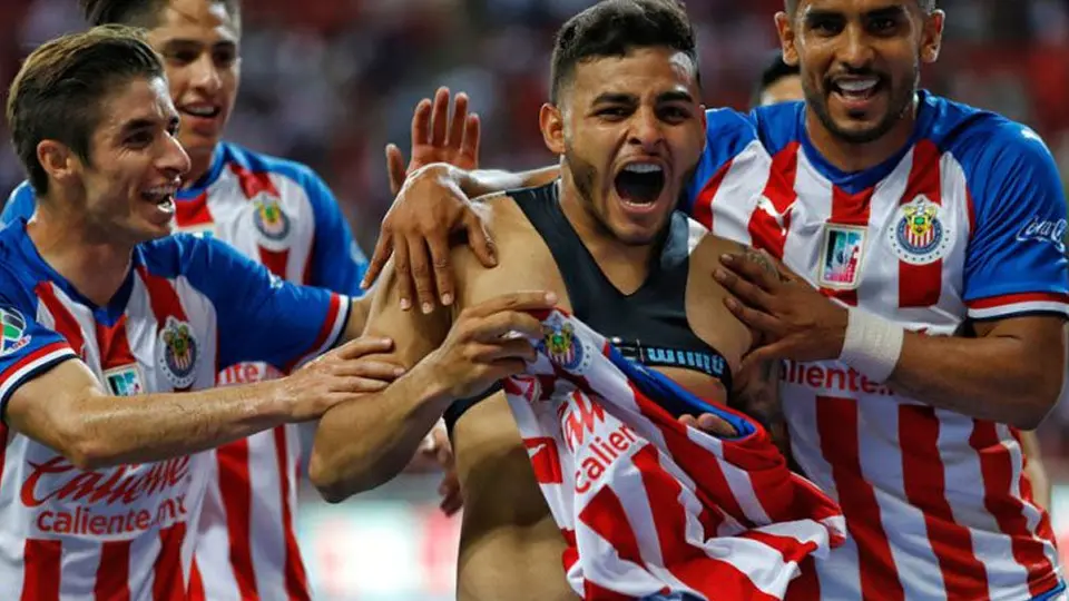 Chivas y Cruz Azul, los equipos que más rematan a portería en Liga MX