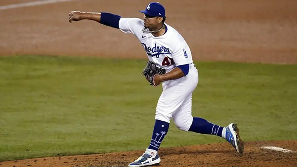 MLB: Brusdar Graterol y Manny Machado protagonizan pelea verbal en playoffs