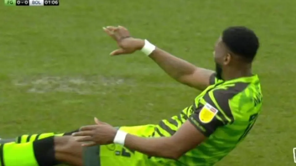 Jugador de la Cuarta División de Inglaterra se fracturó todos los dedos de la mano