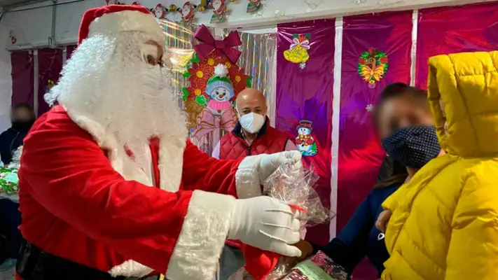 Santa Claus visitó Centro de Reinserción Social de Santa Martha Acatitla para dar regalos a niños