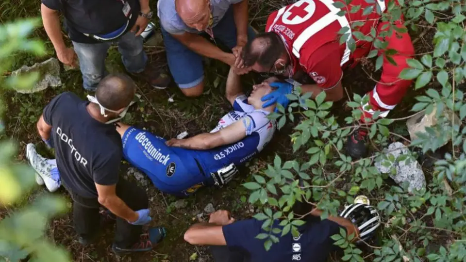 Video: Ciclista Remco Evenepoel cayó de un barranco en el Giro de Lombardía