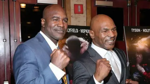 Mike Tyson y De la Hoya protagonizarían peleas de exhibición a lo largo de 2021