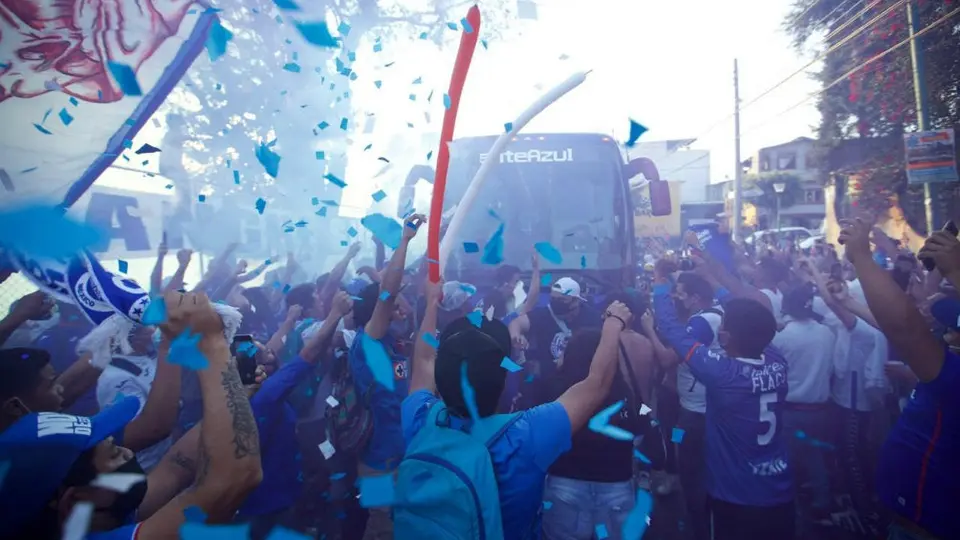 Cruz Azul: Afición recibió a La Máquina con pasillo a su llegada al Estadio Azteca