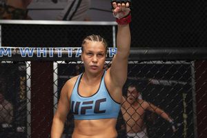 UFC: Julija Stoliarenko se desmayó en plena ceremonia de pesaje