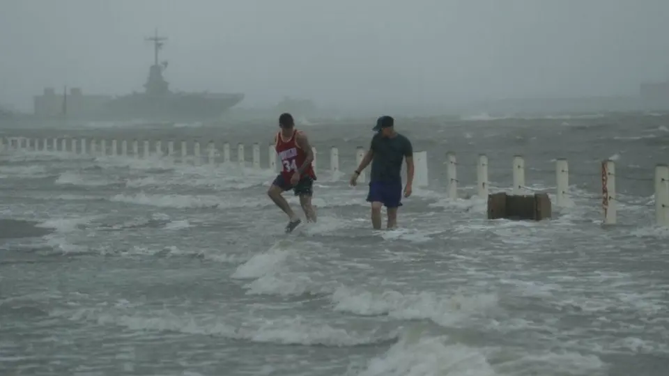 Video: Huracán 'Hanna' derribó parte del muro fronterizo de Trump en Texas