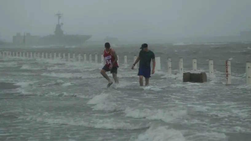 Video: Huracán 'Hanna' derribó parte del muro fronterizo de Trump en Texas