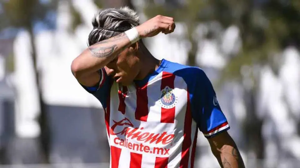 Chivas: Chicote Calderón rompió protocolo sanitario para cantar banda