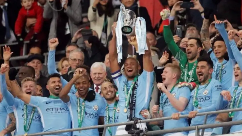 Manchester City: Dueño del club compró el trofeo de la FA Cup en una subasta